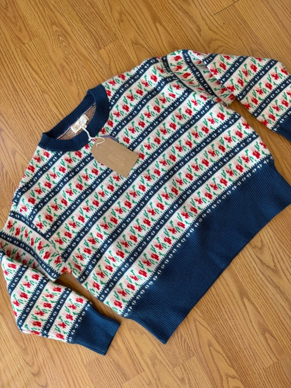 Local Boutique Sweater sz M - Listicle - Picture 2 of 3